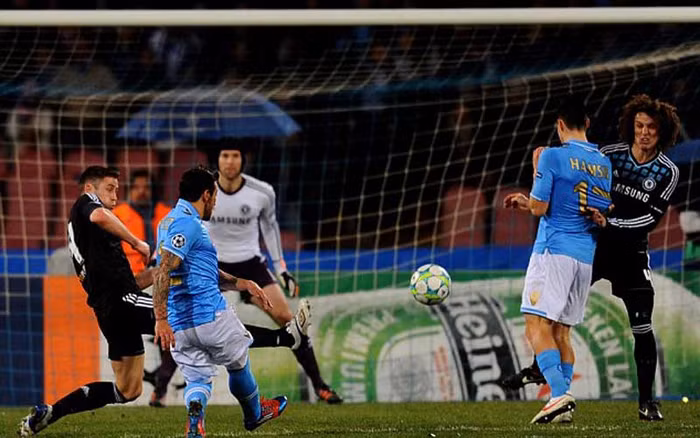 Phút 38, Lavezzi né cú xoạc bóng của Gary Cahill để tung cú sút xa san bằng tỷ số. Phút 38, Lavezzi né cú xoạc bóng của Gary Cahill để tung cú sút xa san bằng tỷ số.