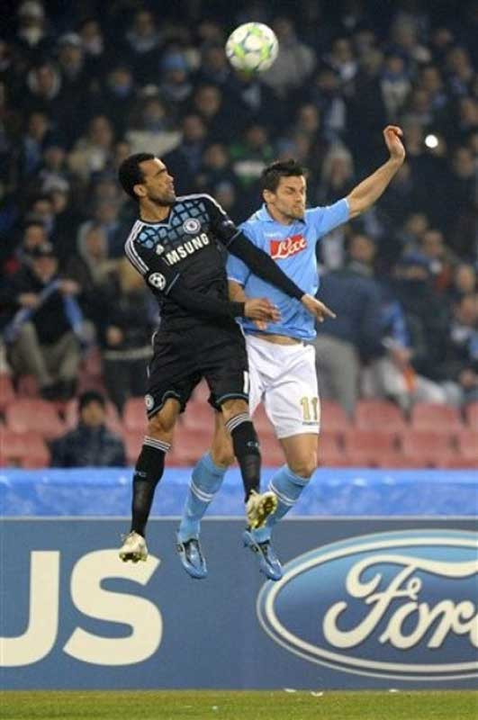 Bosingwa đá thay Ashley Cole (vừa bình phục chấn thương) chỉ được 11 phút trước khi rời sân, và AVB lại cho Cole vào sân, phí phạm mất một quyền thay người. Bosingwa đá thay Ashley Cole (vừa bình phục chấn thương) chỉ được 11 phút trước khi rời sân, và AVB lại cho Cole vào sân, phí phạm mất một quyền thay người.