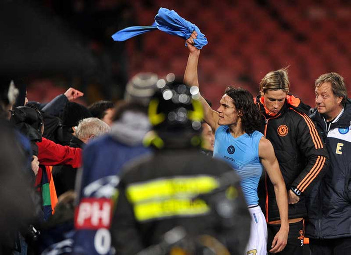 Hy vọng mùa sau Cavani sẽ sang Chelsea chơi bóng, nếu Fernando Torres tiếp tục “mất điện”. Hy vọng mùa sau Cavani sẽ sang Chelsea chơi bóng, nếu Fernando Torres tiếp tục “mất điện”.