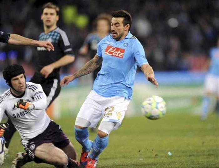 Cech ngăn cản Lavezzi trong pha 1 đối 1. Cech ngăn cản Lavezzi trong pha 1 đối 1.