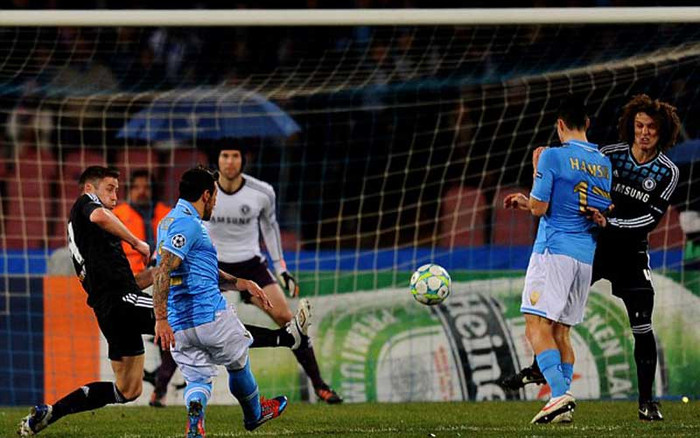 Phút 38, Lavezzi né cú xoạc bóng của Gary Cahill để tung cú sút xa san bằng tỷ số. Phút 38, Lavezzi né cú xoạc bóng của Gary Cahill để tung cú sút xa san bằng tỷ số.