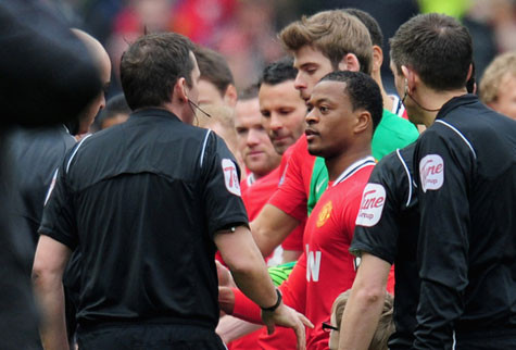 Bắt tay - một cử chỉ đơn giản nhưng ý nghĩa mà thể thao mang lại Bắt tay - một cử chỉ đơn giản nhưng ý nghĩa mà thể thao mang lại