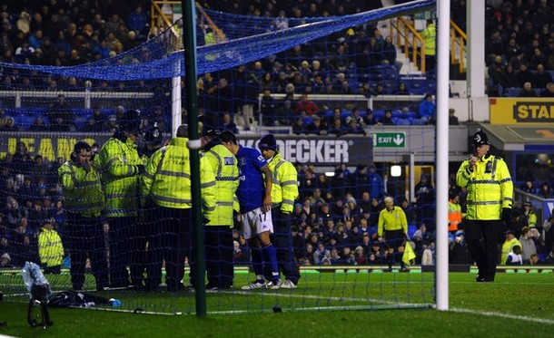 Cảnh sát và lực lượng an ninh sân Goodison Park vất vả giải cứu cổ động viên này. (Clip bàn thắng của trận đấu) Cảnh sát và lực lượng an ninh sân Goodison Park vất vả giải cứu cổ động viên này. (Clip bàn thắng của trận đấu)