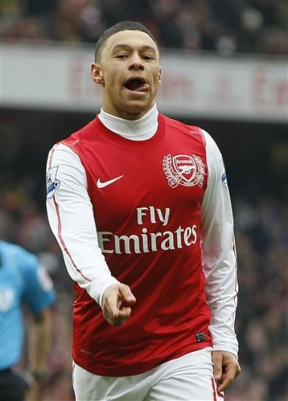 Alex Oxlade - Chamberlain có thể được đưa trở lại đội hình xuất phát sau khi đã bị đẩy lên ghế dự bị trong trận gặp Milan, buộc Tomas Rosicky bắt đầu từ băng ghế dự bị. Kieran Gibbs sẽ tiếp tục trở lại từ chấn thương với vị trí hậu vệ cánh trái. Alex Oxlade - Chamberlain có thể được đưa trở lại đội hình xuất phát sau khi đã bị đẩy lên ghế dự bị trong trận gặp Milan, buộc Tomas Rosicky bắt đầu từ băng ghế dự bị. Kieran Gibbs sẽ tiếp tục trở lại từ chấn thương với vị trí hậu vệ cánh trái.