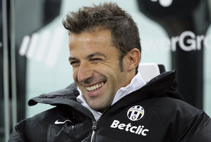 7. Alessandro Del Piero vừa trở thành người hùng khi đã đánh thức được một cô bé bị hôn mê vì chứng xuất huyết não. Cô bé 12 tuổi Giada Scalise phải nhập viện trong tình trạng nguy cấp trong lúc theo dõi một trận đấu của Juventus. Sau 2 tuần không có tiến triển gì, gia đình cô bé đành nhờ tới Del Piero giúp đỡ qua một tổ chức từ thiện. Del Piero đã gửi tới cô lời nhắn: “Chào Giada, chú là Del Piero đây. Chú mong cháu sớm hồi phục để xem các trận đấu của bọn chú và được làm quen lẫn nhau”. Thật kỳ diệu khi cô bé đã cử động sau khi nghe thấy lời nhắn và 24 giờ sau đã tỉnh hẳn. 7. Alessandro Del Piero vừa trở thành người hùng khi đã đánh thức được một cô bé bị hôn mê vì chứng xuất huyết não. Cô bé 12 tuổi Giada Scalise phải nhập viện trong tình trạng nguy cấp trong lúc theo dõi một trận đấu của Juventus. Sau 2 tuần không có tiến triển gì, gia đình cô bé đành nhờ tới Del Piero giúp đỡ qua một tổ chức từ thiện. Del Piero đã gửi tới cô lời nhắn: “Chào Giada, chú là Del Piero đây. Chú mong cháu sớm hồi phục để xem các trận đấu của bọn chú và được làm quen lẫn nhau”. Thật kỳ diệu khi cô bé đã cử động sau khi nghe thấy lời nhắn và 24 giờ sau đã tỉnh hẳn.