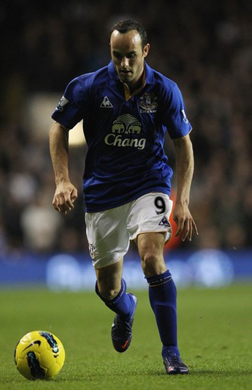 5. Tiền vệ ngôi sao người Mỹ Landon Donovan vừa khẳng định mong muốn của anh được ở lại Premier League lâu dài. Donovan đang chơi cho Everton dưới dạng cho mượn từ Los Angeles Galaxy vì giải nhà nghề Mỹ đang nghỉ. Tại Goodison Park, Donovan đã tỏa sáng trong 2 tháng qua như cách anh đã từng làm cách đây 2 năm và nhận được sự quý mến của các CĐV của The Toffees. 5. Tiền vệ ngôi sao người Mỹ Landon Donovan vừa khẳng định mong muốn của anh được ở lại Premier League lâu dài. Donovan đang chơi cho Everton dưới dạng cho mượn từ Los Angeles Galaxy vì giải nhà nghề Mỹ đang nghỉ. Tại Goodison Park, Donovan đã tỏa sáng trong 2 tháng qua như cách anh đã từng làm cách đây 2 năm và nhận được sự quý mến của các CĐV của The Toffees.