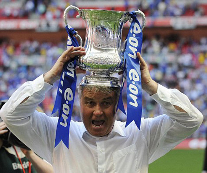 Trong một cuộc gặp mặt riêng, chủ tịch Chelsea, Roman Abramovich đã đến gặp AVB và ông trùm dầu lửa người Nga đã nói rõ suy nghĩ của mình rằng nếu HLV người Bồ không cải thiện được phong độ của The Blues, ông sẽ bị thay thế. Đã có tin Abramovich liên lạc với Guus Hiddink để mời lại HLV này về Stamford Bridge. Trong một cuộc gặp mặt riêng, chủ tịch Chelsea, Roman Abramovich đã đến gặp AVB và ông trùm dầu lửa người Nga đã nói rõ suy nghĩ của mình rằng nếu HLV người Bồ không cải thiện được phong độ của The Blues, ông sẽ bị thay thế. Đã có tin Abramovich liên lạc với Guus Hiddink để mời lại HLV này về Stamford Bridge.