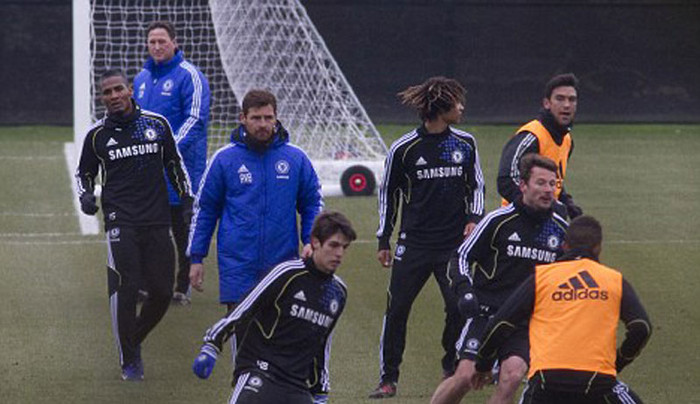 1. Phòng thay đồ của Chelsea vừa trải qua một biến cố lớn. Andre Villa-Boas vừa tổ chức một cuộc họp khẩn cấp giữa các thành viên trong đội nhằm tìm ra nguyên nhân của những thất bại gần đây, và trong cuộc họp một số cầu thủ đã công khai chỉ trích AVB vì chiến thuật bất hợp lý. Không những vậy các ngôi sao còn không bằng lòng vì ông thầy trẻ hủy ngày nghỉ định kỳ để thay bằng một buổi tập nặng. Cá nhân Petr Cech bị đồng đội phê phán vì cách anh phân phối bóng. 1. Phòng thay đồ của Chelsea vừa trải qua một biến cố lớn. Andre Villa-Boas vừa tổ chức một cuộc họp khẩn cấp giữa các thành viên trong đội nhằm tìm ra nguyên nhân của những thất bại gần đây, và trong cuộc họp một số cầu thủ đã công khai chỉ trích AVB vì chiến thuật bất hợp lý. Không những vậy các ngôi sao còn không bằng lòng vì ông thầy trẻ hủy ngày nghỉ định kỳ để thay bằng một buổi tập nặng. Cá nhân Petr Cech bị đồng đội phê phán vì cách anh phân phối bóng.