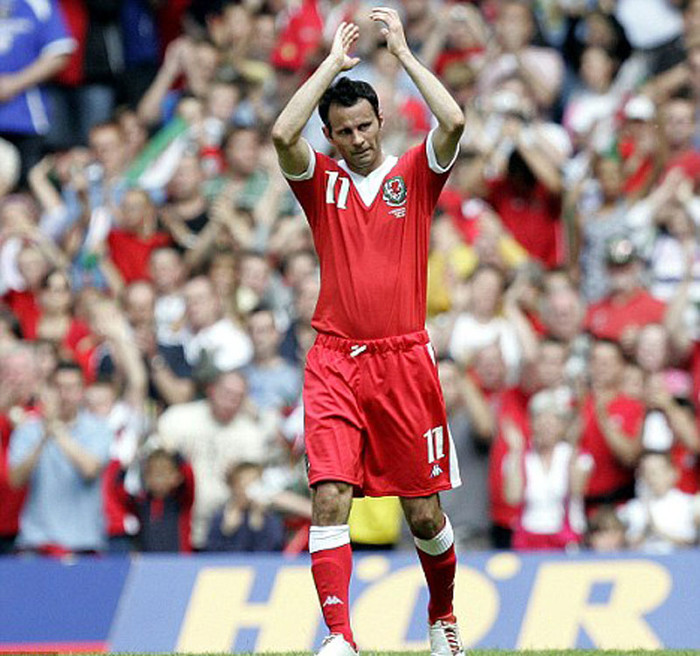 6. Ryan Giggs cho biết cho dù đã ở vào tuổi xế chiều của sự nghiệp, anh vẫn có một khao khát cháy bỏng để hướng tới, đó là cột mốc 1.000 trận đấu trong sự nghiệp. Trận đấu với Ajax của Man Utd tại Europa League đêm thứ Năm tới là lần thứ 900 anh khoác áo Quỷ Đỏ. Cộng thêm 64 lần chơi cho tuyển xứ Wales và cả ở cấp độ U18 lẫn U21, Giggs sẽ thức dậy vào buổi sáng thứ Sáu này với tổng cộng 969 trận. Vì vừa mới gia hạn thêm một năm với MU nên mục tiêu có thêm 31 trận đấu nữa là hoàn toàn trong tầm tay với của Giggs. 6. Ryan Giggs cho biết cho dù đã ở vào tuổi xế chiều của sự nghiệp, anh vẫn có một khao khát cháy bỏng để hướng tới, đó là cột mốc 1.000 trận đấu trong sự nghiệp. Trận đấu với Ajax của Man Utd tại Europa League đêm thứ Năm tới là lần thứ 900 anh khoác áo Quỷ Đỏ. Cộng thêm 64 lần chơi cho tuyển xứ Wales và cả ở cấp độ U18 lẫn U21, Giggs sẽ thức dậy vào buổi sáng thứ Sáu này với tổng cộng 969 trận. Vì vừa mới gia hạn thêm một năm với MU nên mục tiêu có thêm 31 trận đấu nữa là hoàn toàn trong tầm tay với của Giggs.