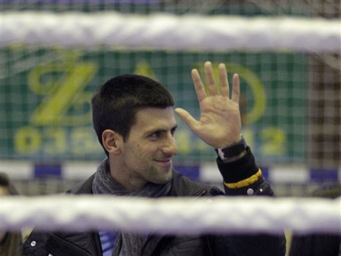 9. Novak Djokovic vừa có được vinh dự khi được Tổng thống Serbia, ông Boris Tadic, quyết định trao tặng huân chương ngôi sao Ngôi sao Hoàng tử Karadjordjeva, huân chương cao nhất của nhà nước cộng hòa Serbia. Tổng thống Tadic cho biết Djokovic, tay vợt số 1 thế giới và 3 lần vô địch Grand Slam, xứng đáng với huân chương này vì đã làm rạng danh cho quốc gia Balkan này. Anh sẽ chính thức được trao tước hiệu vào ngày thứ Tư này, đúng vào ngày Quốc khánh của Serbia. 9. Novak Djokovic vừa có được vinh dự khi được Tổng thống Serbia, ông Boris Tadic, quyết định trao tặng huân chương ngôi sao Ngôi sao Hoàng tử Karadjordjeva, huân chương cao nhất của nhà nước cộng hòa Serbia. Tổng thống Tadic cho biết Djokovic, tay vợt số 1 thế giới và 3 lần vô địch Grand Slam, xứng đáng với huân chương này vì đã làm rạng danh cho quốc gia Balkan này. Anh sẽ chính thức được trao tước hiệu vào ngày thứ Tư này, đúng vào ngày Quốc khánh của Serbia.