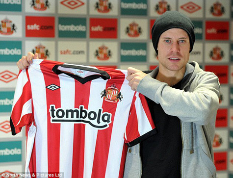 Sunderland mượn hậu vệ Wayne Bridge của Man City cho tới hết mùa giải 2011-12.