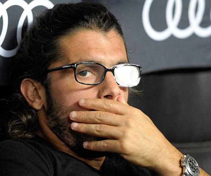 6. Gennaro Gattuso đã khẳng định anh rất muốn ở lại Milan để tiếp tục chơi bóng kể cả là không lấy lương. Gattuso đang phải vật lộn với tình trạng nhược cơ kinh niên khiến anh chỉ có thể nhìn rõ bên mắt phải nhưng đang cố gắng hồi phục để sớm được thi đấu trở lại. “Tôi sống vì bóng đá, dù ở tuổi 34 tôi cũng không nghĩ tới việc dừng lại. Tôi sẵn sàng chơi bóng không lương. Tiền nong đối với tôi không quan trọng bằng việc được bình phục và trở lại sân cỏ”. 6. Gennaro Gattuso đã khẳng định anh rất muốn ở lại Milan để tiếp tục chơi bóng kể cả là không lấy lương. Gattuso đang phải vật lộn với tình trạng nhược cơ kinh niên khiến anh chỉ có thể nhìn rõ bên mắt phải nhưng đang cố gắng hồi phục để sớm được thi đấu trở lại. “Tôi sống vì bóng đá, dù ở tuổi 34 tôi cũng không nghĩ tới việc dừng lại. Tôi sẵn sàng chơi bóng không lương. Tiền nong đối với tôi không quan trọng bằng việc được bình phục và trở lại sân cỏ”.