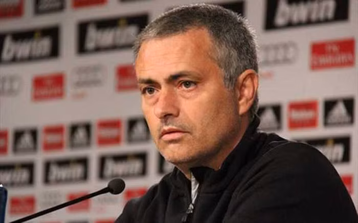 3. Jose Mourinho khẳng định tương lai của ông không thể được định đoạt bởi thành tích ở Champions League. “Người đặc biệt” đã ngay lập tức rời Porto và Inter trước đây ngay sau khi đưa CLB của mình tới ngôi vương châu lục, nhưng với Real ông lại có một tham vọng khác. “Giải VĐQG luôn luôn là quan trọng nhất vì nó thể hiện một cách chính xác đội bóng nào xuất sắc nhất, còn Champions League không phản ánh điều đó. Nó cũng cho thấy rằng một HLV đã làm tốt công việc của mình trong suốt 1 năm như thế nào”.