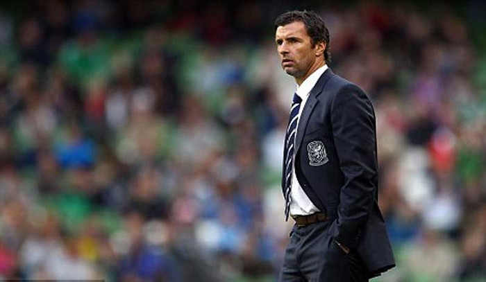 7. Trận đấu tưởng niệm cựu danh thủ quá cố Gary Speed sẽ diễn ra vào tuần sau giữa đội tuyển xứ Wales và Costa Rica. Đội hình do HLV trẻ tuổi Chris Coleman dẫn dắt bao gồm những tuyển thủ đã giúp xứ Wales thắng 4/5 trận cuối cùng dưới sự dẫn dắt của Speed. Gareth Bale, Aaron Ramsey, James Collins, Wayne Hennessey và Craig Bellamy sẽ góp mặt. Đây được coi là lần cuối cùng Bellamy, bạn thân của Speed, được gọi vào ĐTQG. Tiền đạo của Liverpool đã được Gary Speed thuyết phục trở lại với đội tuyển, nhưng cái chết của Speed có thể đã đặt dấu chấm hết cho hy vọng trở lại của Bellamy. 7. Trận đấu tưởng niệm cựu danh thủ quá cố Gary Speed sẽ diễn ra vào tuần sau giữa đội tuyển xứ Wales và Costa Rica. Đội hình do HLV trẻ tuổi Chris Coleman dẫn dắt bao gồm những tuyển thủ đã giúp xứ Wales thắng 4/5 trận cuối cùng dưới sự dẫn dắt của Speed. Gareth Bale, Aaron Ramsey, James Collins, Wayne Hennessey và Craig Bellamy sẽ góp mặt. Đây được coi là lần cuối cùng Bellamy, bạn thân của Speed, được gọi vào ĐTQG. Tiền đạo của Liverpool đã được Gary Speed thuyết phục trở lại với đội tuyển, nhưng cái chết của Speed có thể đã đặt dấu chấm hết cho hy vọng trở lại của Bellamy.