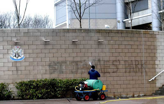 5. Bức tường ở bên ngoài sân Sports Direct Arena của Newcastle United lại được tô vẽ dòng chữ đề tên cũ của sân vận động, St. James Park. Những CĐV lâu năm của Newcastle đang quyết phá đám vì họ không thể chấp nhận nổi việc ông chủ Mike Ashley bỏ tên sân cũ vào cuối năm ngoái để đặt tên mới theo công ty của ông ta. Bức tường bị tô vẽ trước đây là nơi dựng tấm biển đề tên sân cũ nhưng đã bị dỡ xuống cách đây 1 tuần, và chỉ vài ngày sau một người đàn ông đã bị bắt giữ vì vẽ tên sân St. James Park lên tường khiến các công nhân vệ sinh phải tẩy đi. Hy vọng vài ngày tới sẽ không còn ai đến vẽ tên sân cũ nữa mà thay bằng quảng cáo thông bồn cầu. 5. Bức tường ở bên ngoài sân Sports Direct Arena của Newcastle United lại được tô vẽ dòng chữ đề tên cũ của sân vận động, St. James Park. Những CĐV lâu năm của Newcastle đang quyết phá đám vì họ không thể chấp nhận nổi việc ông chủ Mike Ashley bỏ tên sân cũ vào cuối năm ngoái để đặt tên mới theo công ty của ông ta. Bức tường bị tô vẽ trước đây là nơi dựng tấm biển đề tên sân cũ nhưng đã bị dỡ xuống cách đây 1 tuần, và chỉ vài ngày sau một người đàn ông đã bị bắt giữ vì vẽ tên sân St. James Park lên tường khiến các công nhân vệ sinh phải tẩy đi. Hy vọng vài ngày tới sẽ không còn ai đến vẽ tên sân cũ nữa mà thay bằng quảng cáo thông bồn cầu.