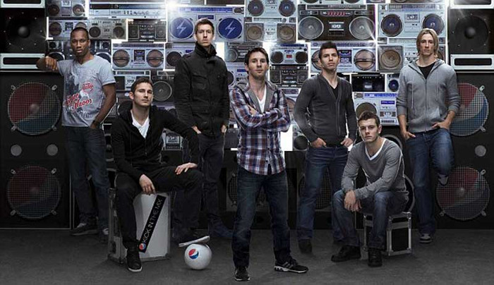 6. Một loạt các ngôi sao hạng A vừa tham gia vào một chiến dịch quảng cáo có tên gọi “Kick in the Mix” dành cho Pepsi Max. Didier Drogba, Fernando Torres và Frank Lampard của Chelsea, Lionel Messi của Barcelona, Sergio Aguero của Man City và Jack Wilshere của Arsenal cùng với DJ người Scotland Calvin Harris xuất hiện trong chiến dịch quảng cáo kết hợp bóng đá với âm nhạc này. 6. Một loạt các ngôi sao hạng A vừa tham gia vào một chiến dịch quảng cáo có tên gọi “Kick in the Mix” dành cho Pepsi Max. Didier Drogba, Fernando Torres và Frank Lampard của Chelsea, Lionel Messi của Barcelona, Sergio Aguero của Man City và Jack Wilshere của Arsenal cùng với DJ người Scotland Calvin Harris xuất hiện trong chiến dịch quảng cáo kết hợp bóng đá với âm nhạc này.