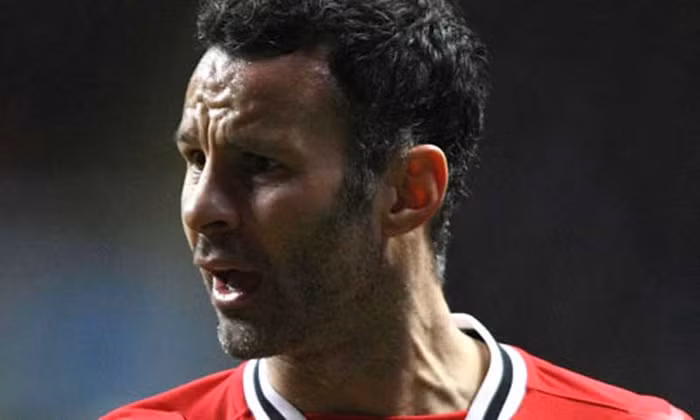 3. Ryan Giggs đã chính thức được nêu tên tại tòa Dân sự tối cao tại London trong vụ kiện đòi bồi thường danh dự của anh với tờ The Sun vì đã tiết lộ mối quan hệ vụng trộm với cô đào Imogen Thomas. Với tư cách là một ngôi sao thể thao, Giggs đã được giấu tên trong các vụ kiện tụng tại tòa án như một nỗ lực của ngành tư pháp Anh nhằm bảo vệ quyền riêng tư. Tuy nhiên tên tuổi của Giggs đã bị tiết lộ trên khắp nước Anh (cả báo chí và mạng xã hội) vào mùa hè năm 2011 và tờ The Sun là một trong những tờ đầu tiên công khai danh tính của anh. Giggs đang đòi The Sun phải bồi thường danh dự cho mình.
