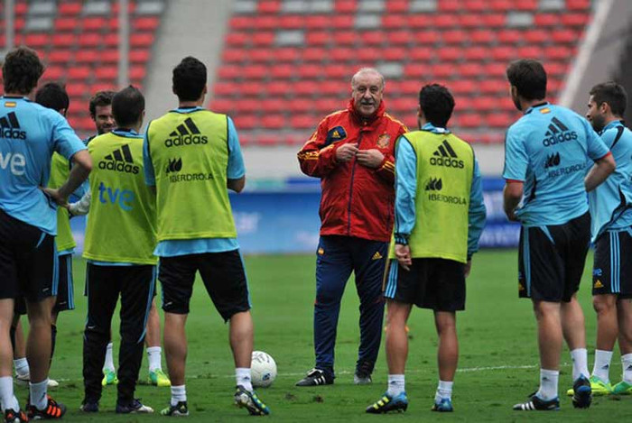 4. Đội tuyển Tây Ban Nha sẽ có trận đấu giao hữu “làm nóng” cuối cùng với ĐT Trung Quốc vào ngày 3/6 tại Seville trước khi chính thức tới thành phố Gdansk, Ba Lan để đá trận đầu tiên của bảng C thuộc vòng chung kết EURO 2012 với Italia. Ngoài ra, La Rojas cũng sẽ có một trận giao hữu khác được dự kiến vào ngày 26/5 tại địa điểm tập huấn của họ ở Áo. TBN sẽ là đội tuyển đầu tiên bảo vệ chức vô địch châu Âu sau khi vô địch thế giới. 4. Đội tuyển Tây Ban Nha sẽ có trận đấu giao hữu “làm nóng” cuối cùng với ĐT Trung Quốc vào ngày 3/6 tại Seville trước khi chính thức tới thành phố Gdansk, Ba Lan để đá trận đầu tiên của bảng C thuộc vòng chung kết EURO 2012 với Italia. Ngoài ra, La Rojas cũng sẽ có một trận giao hữu khác được dự kiến vào ngày 26/5 tại địa điểm tập huấn của họ ở Áo. TBN sẽ là đội tuyển đầu tiên bảo vệ chức vô địch châu Âu sau khi vô địch thế giới.