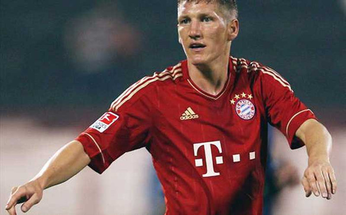 9. HLV của đội bóng rổ Bayern Munich, ông Dirk Bauermann, tiết lộ rằng tiền vệ Bastien Schweinsteiger của đội bóng đá suýt nữa đã chuyển sang chơi bóng rổ ở mùa giải trước. Trong cuốn tự truyện của cựu HLV đội tuyển bóng rổ Đức, Bauermann cho biết Schweini đã từng có ý định nhảy sang bóng rổ để giúp Bayern Munich quảng bá CLB này. Khi Bayern chỉ còn 7 trận nữa là hết mùa giải, lẽ ra tiền vệ của ĐT bóng đá Đức đã ra mắt nhưng cuối cùng lại bị hoãn vì mối e ngại anh sẽ gặp chấn thương. Và thế là Schweinsteiger vẫn tiếp tục đá bóng cho tới bây giờ. 9. HLV của đội bóng rổ Bayern Munich, ông Dirk Bauermann, tiết lộ rằng tiền vệ Bastien Schweinsteiger của đội bóng đá suýt nữa đã chuyển sang chơi bóng rổ ở mùa giải trước. Trong cuốn tự truyện của cựu HLV đội tuyển bóng rổ Đức, Bauermann cho biết Schweini đã từng có ý định nhảy sang bóng rổ để giúp Bayern Munich quảng bá CLB này. Khi Bayern chỉ còn 7 trận nữa là hết mùa giải, lẽ ra tiền vệ của ĐT bóng đá Đức đã ra mắt nhưng cuối cùng lại bị hoãn vì mối e ngại anh sẽ gặp chấn thương. Và thế là Schweinsteiger vẫn tiếp tục đá bóng cho tới bây giờ.