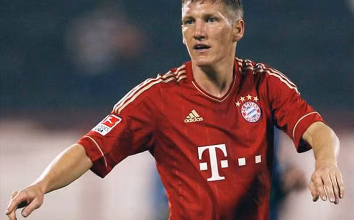 9. HLV của đội bóng rổ Bayern Munich, ông Dirk Bauermann, tiết lộ rằng tiền vệ Bastien Schweinsteiger của đội bóng đá suýt nữa đã chuyển sang chơi bóng rổ ở mùa giải trước. Trong cuốn tự truyện của cựu HLV đội tuyển bóng rổ Đức, Bauermann cho biết Schweini đã từng có ý định nhảy sang bóng rổ để giúp Bayern Munich quảng bá CLB này. Khi Bayern chỉ còn 7 trận nữa là hết mùa giải, lẽ ra tiền vệ của ĐT bóng đá Đức đã ra mắt nhưng cuối cùng lại bị hoãn vì mối e ngại anh sẽ gặp chấn thương. Và thế là Schweinsteiger vẫn tiếp tục đá bóng cho tới bây giờ.