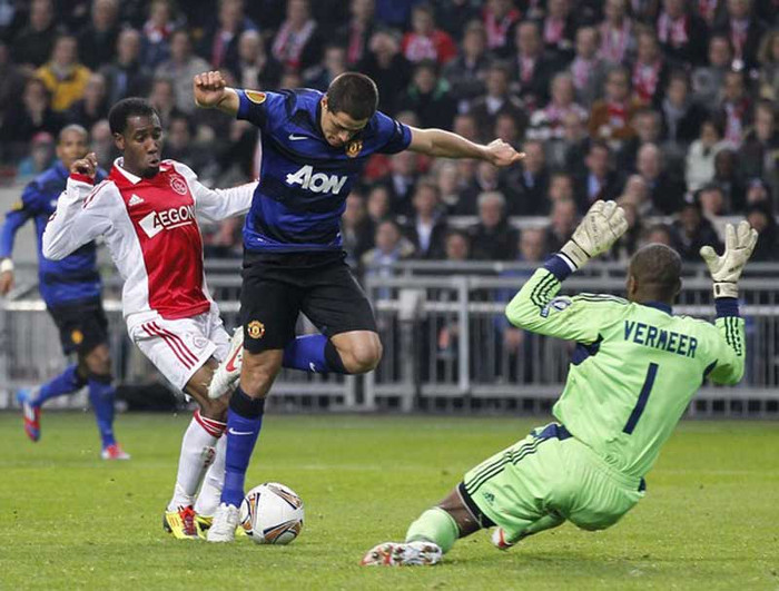 1. Theo nguồn tin từ hãng thông tấn AP, số tiền dự trữ trong ngân sách hoạt động của Manchester United đã bị giảm đi tới 100 triệu bảng Anh trong vòng 6 tháng qua vì chi tiêu cho các hoạt động chuyển nhượng. Tính đến ngày 31/12/2011, ngân sách dự trữ giảm từ 150,6 triệu bảng xuống còn 50,6 triệu bảng vì mua sắm cầu thủ, cải tạo sân vận động và chương trình mua lại các trái phiếu. Đây không phải là một tín hiệu hay bởi nguồn thu của MU trong nửa năm qua vẫn không thay đổi ở mức 175 triệu bảng. Khoản nợ hiện tại của Quỷ Đỏ là 439 triệu bảng. 1. Theo nguồn tin từ hãng thông tấn AP, số tiền dự trữ trong ngân sách hoạt động của Manchester United đã bị giảm đi tới 100 triệu bảng Anh trong vòng 6 tháng qua vì chi tiêu cho các hoạt động chuyển nhượng. Tính đến ngày 31/12/2011, ngân sách dự trữ giảm từ 150,6 triệu bảng xuống còn 50,6 triệu bảng vì mua sắm cầu thủ, cải tạo sân vận động và chương trình mua lại các trái phiếu. Đây không phải là một tín hiệu hay bởi nguồn thu của MU trong nửa năm qua vẫn không thay đổi ở mức 175 triệu bảng. Khoản nợ hiện tại của Quỷ Đỏ là 439 triệu bảng.