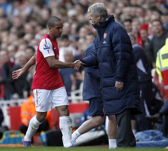Bên cạnh Chamakh, tương lai của Tomas Rosicky và Theo Walcott cũng bị đặt dấu hỏi bất chấp những pha lập công của họ trong chiến thắng 5-2 của Arsenal trước Tottenham. Rosicky đã ngoài 30 trong khi Walcott không cho thấy dấu hiệu tiến bộ nào trong vài mùa giải gần đây. Sebastiaen Squillaci cùng Park Chu-Young đã được tạm đưa vào danh sách chuyển nhượng, còn Arshavin thì vừa trở lại Zenit dưới dạng cho mượn. Bên cạnh Chamakh, tương lai của Tomas Rosicky và Theo Walcott cũng bị đặt dấu hỏi bất chấp những pha lập công của họ trong chiến thắng 5-2 của Arsenal trước Tottenham. Rosicky đã ngoài 30 trong khi Walcott không cho thấy dấu hiệu tiến bộ nào trong vài mùa giải gần đây. Sebastiaen Squillaci cùng Park Chu-Young đã được tạm đưa vào danh sách chuyển nhượng, còn Arshavin thì vừa trở lại Zenit dưới dạng cho mượn.