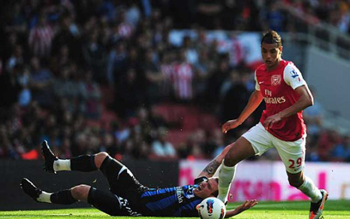 2. Arsenal đang tìm cách liên hệ với Fiorentina để bán tháo chân sút Marouane Chamakh. Kể từ khi gia nhập The Gunners dưới dạng tự do vào tháng 10/2010, Chamakh đã sa sút và giờ chỉ còn được giữ lại phòng khi Arsenal không còn tiền đạo. Phía Fiorentina đã định mượn cầu thủ người Morocco vào tháng 1, tuy bị Arsenal từ chối song họ vừa đưa ra mức giá 6 triệu bảng để Chamakh có thể đến Serie A vào mùa hè tới. 2. Arsenal đang tìm cách liên hệ với Fiorentina để bán tháo chân sút Marouane Chamakh. Kể từ khi gia nhập The Gunners dưới dạng tự do vào tháng 10/2010, Chamakh đã sa sút và giờ chỉ còn được giữ lại phòng khi Arsenal không còn tiền đạo. Phía Fiorentina đã định mượn cầu thủ người Morocco vào tháng 1, tuy bị Arsenal từ chối song họ vừa đưa ra mức giá 6 triệu bảng để Chamakh có thể đến Serie A vào mùa hè tới.
