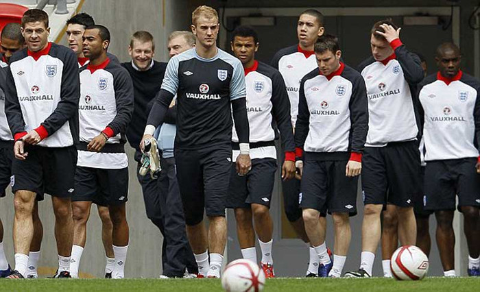 4. Joe Hart có thể được trao băng đội trưởng đội tuyển Anh trong trận giao hữu đêm nay với đội tuyển Hà Lan. Bất chấp sự có mặt của cựu thủ quân Steven Gerrard, Hart có thể sẽ giữ vai trò này bởi Stuart Pearce cho biết ông sẽ không có sự phân biệt nào dành cho các tuyển thủ lâu năm ở đội tuyển và cầu thủ mới lên ở đội U-21. 4. Joe Hart có thể được trao băng đội trưởng đội tuyển Anh trong trận giao hữu đêm nay với đội tuyển Hà Lan. Bất chấp sự có mặt của cựu thủ quân Steven Gerrard, Hart có thể sẽ giữ vai trò này bởi Stuart Pearce cho biết ông sẽ không có sự phân biệt nào dành cho các tuyển thủ lâu năm ở đội tuyển và cầu thủ mới lên ở đội U-21.