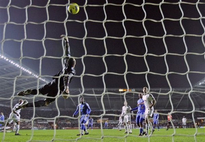 Chelsea cũng tấn công kịch liệt không kém nhưng thủ môn Michel Vorm vẫn xuất sắc như thường lệ Chelsea cũng tấn công kịch liệt không kém nhưng thủ môn Michel Vorm vẫn xuất sắc như thường lệ