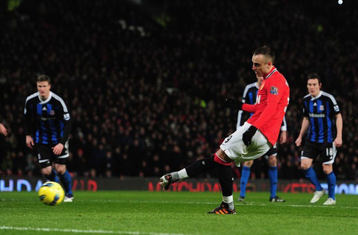 Berbatov kết thúc trận đấu một cách nhẹ nhàng với bàn thắng thứ 2 cũng từ chấm 11m Berbatov kết thúc trận đấu một cách nhẹ nhàng với bàn thắng thứ 2 cũng từ chấm 11m
