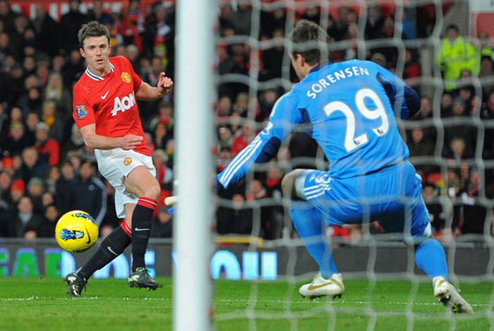 Ở Old Trafford, Michael Carrick sút ra ngoài trong tư thế trống trải Ở Old Trafford, Michael Carrick sút ra ngoài trong tư thế trống trải