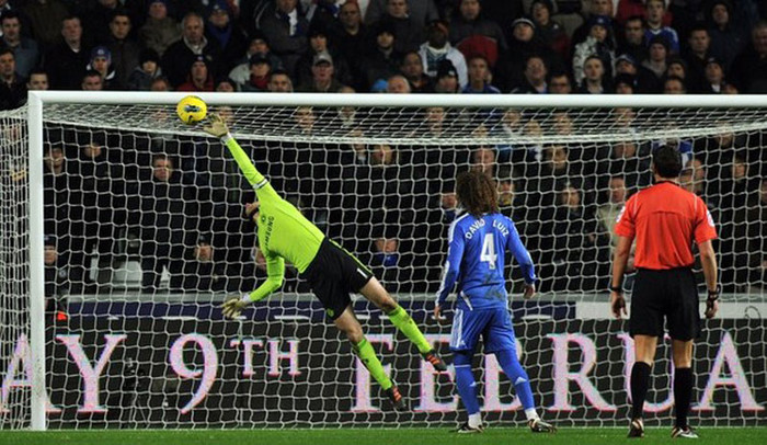 Chelsea suýt nữa thua thêm nếu Cech không bay người hết cỡ để bảo vệ cầu môn Chelsea suýt nữa thua thêm nếu Cech không bay người hết cỡ để bảo vệ cầu môn