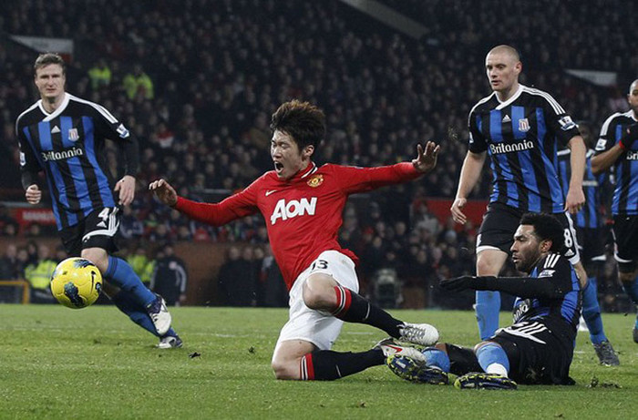 Jermaine Pennant phạm lỗi với Park Ji-Sung, tặng cho MU một quả phạt đền Jermaine Pennant phạm lỗi với Park Ji-Sung, tặng cho MU một quả phạt đền