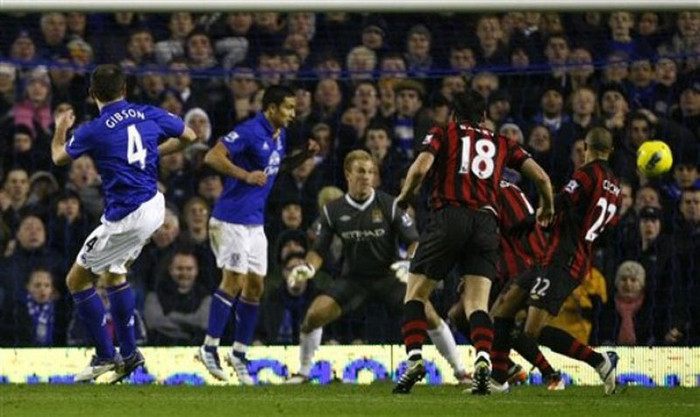 Darron Gibson có cú sút xa giúp Everton có bàn thắng duy nhất của trận đấu Darron Gibson có cú sút xa giúp Everton có bàn thắng duy nhất của trận đấu
