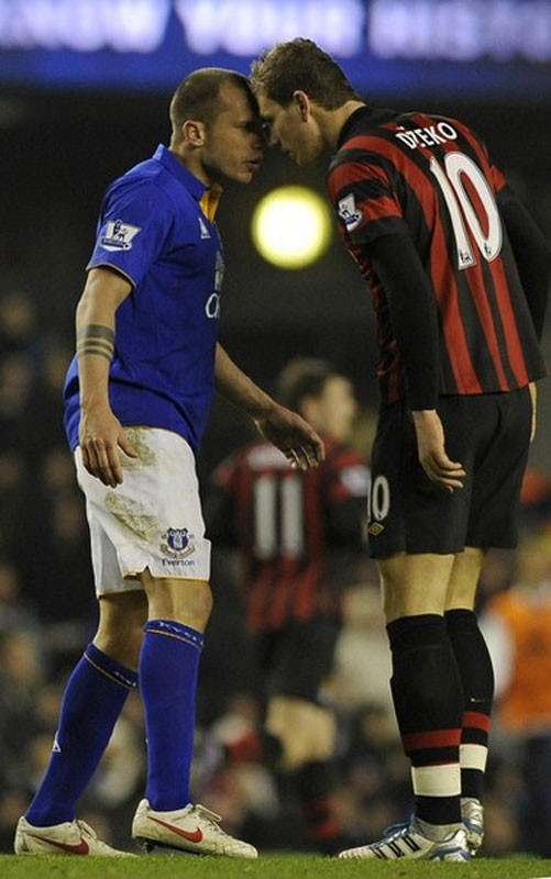 John Heitinga và Edin Dzeko suýt đánh nhau trên sân John Heitinga và Edin Dzeko suýt đánh nhau trên sân