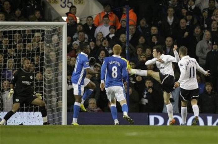 Trong khi Chelsea khổ sở như thế, Tottenham lại rất dễ dàng khi Gareth Bale mở tỷ số sau có nửa tiếng thi đấu trước Wigan Trong khi Chelsea khổ sở như thế, Tottenham lại rất dễ dàng khi Gareth Bale mở tỷ số sau có nửa tiếng thi đấu trước Wigan