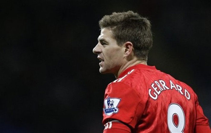 1. Steven Gerrard: Đây là ứng cử viên sở hữu mọi phẩm chất tốt cho vai trò đội trưởng, từ khả năng lãnh đạo, sự tự tin và tài giao thiệp cho tới sự hiện diện thường xuyên trên đội tuyển. Gerrard đã ngoài 30 nhưng vẫn có phong độ cao và chắc chắn sẽ gây ảnh hưởng lớn lên ĐT Anh như cách anh đã làm ở Liverpool.