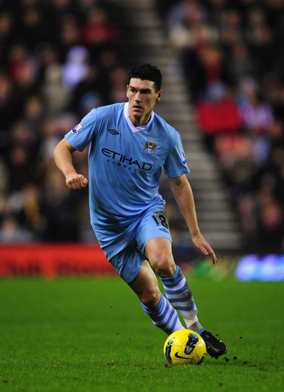 4. Gareth Barry: đã 30 tuổi, Barry đã kinh qua trận mạc ở cấp CLB cũng như trên đội tuyển, và anh thậm chí đã từng đeo băng thủ quân. Sau quá nhiều biến cố với chiếc băng tay, ĐT Anh rất cần một người có thể tin cậy, phụ thuộc và có một hình ảnh tốt với công chúng. Bên cạnh đó, người này còn phải sở hữu một tinh thần thi đấu năng nổ trên sân có thể kích thích những người xung quanh. Barry đáp ứng được mọi tiêu chí, thậm chí anh rất hiếm khi chấn thương trong suốt sự nghiệp.