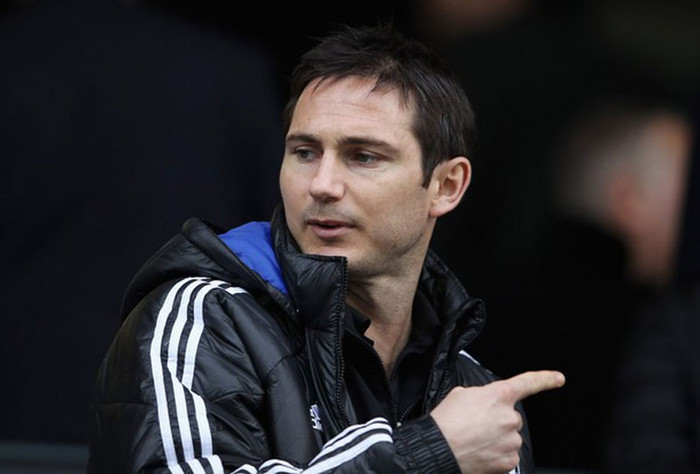 2. Frank Lampard: Cũng ở độ tuổi như Gerrard nhưng phong độ của Lampard ổn định hơn do ít bị chấn thương. Là đội phó ở Chelsea, Lampard đương nhiên sẽ có vai vế trong phòng thay đồ ở ĐT Anh. Hơn nữa anh là một tiền vệ giỏi có khả năng xoay chuyển lối chơi của những người xung quanh, điều rất cần cho một đội bóng tên tuổi luôn bị đối phương nghiên cứu kỹ càng mỗi khi bước vào giải lớn.