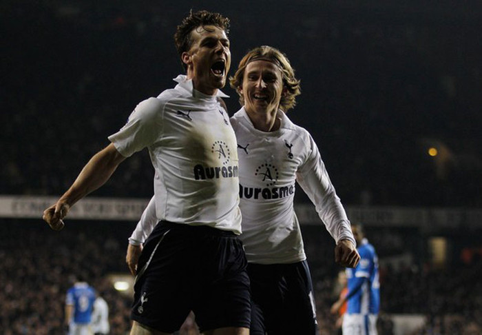 5. Scott Parker: Cầu thủ xuất sắc nhất mùa 2010-11 theo bình chọn của các nhà báo. Parker đang có phong độ cao ở Tottenham và luôn tạo ra sự tin tưởng về mặt thể lực. Anh chắc chắn không bước ra cửa một hộp đêm nào đó lúc 3 giờ sáng. Và Parker còn thực sự là một nhà hùng biện, bài diễn thuyết trong giờ giải lao trận West Ham - West Brom năm ngoái của anh (West Brom dẫn 3-0) đã khiến West Ham trở lại và cầm hòa 3-3. Chưa hết, Parker có thể vẫn sẽ là đội trưởng sau EURO 2012 nếu đương kim HLV trưởng của Tottenham, Harry Redknapp lên thay Capello.