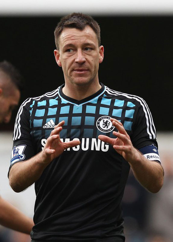 Như vậy là John Terry đã chính thức bị tước băng đội trưởng Tam Sư sau khi xảy ra sự kiện cầu thủ này có lời lẽ phân biệt chủng tộc đối với Anton Ferdinand. Câu hỏi đặt ra bây giờ là, ai đủ xứng đáng để lên thay?
