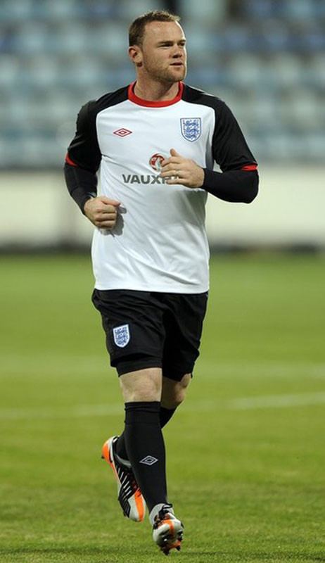 3. Wayne Rooney: Một trong những mũi nhọn chủ lực của ĐT Anh. Không ai còn xa lạ với khả năng săn bàn của tiền đạo này và nếu được sắp xếp hợp lý, anh sẽ bùng nổ và đóng vai trò then chốt trong những trận cầu lớn.