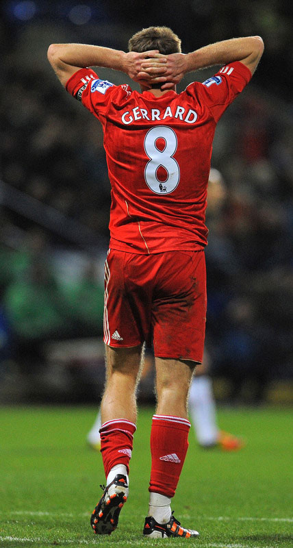 Nhược điểm: Gerrard gần đây trở nên dễ bị chấn thương hơn. Ngoài ra cơ hội làm đội trưởng của anh cũng bị giảm đi bởi sự có mặt của Frank Lampard, người đá cùng vị trí như anh và đã từng là vấn đề đau đầu của Fabio Capello trong việc ghép hai người này lại với nhau.