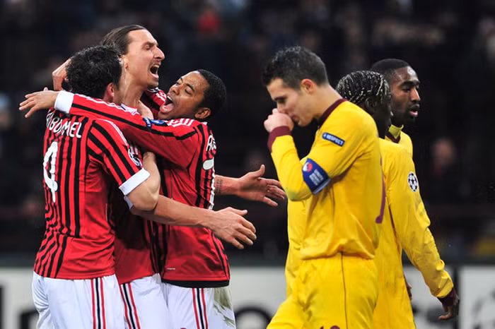 3. Zlatan Ibrahimovic vừa cho tờ The Sun biết nếu anh là Robin Van Persie, anh đã rời khỏi Arsenal để đi tìm thành công cho riêng mình. “Khi anh không giành được thứ gì trong nhiều năm, mọi người sẽ hiểu lý do vì sao anh phải ra đi giống như Cesc Fabregas. Bóng đá là chiến thắng, nếu không chiến thắng thì hãy ra đi để tìm kiếm nó”. Nên nhớ rằng Ibrahimovic từng là mục tiêu chuyển nhượng của chính Arsenal vào năm 2000.