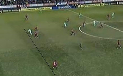 Alexis Sanchez không việt vị trong tình huống ghi bàn hụt ở hiệp 1 Alexis Sanchez không việt vị trong tình huống ghi bàn hụt ở hiệp 1