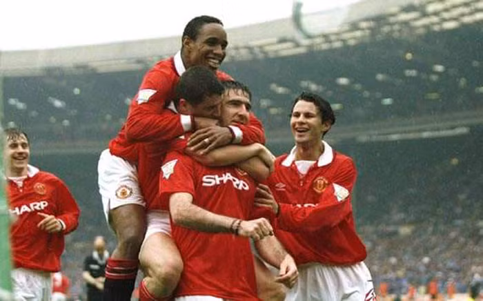 Manchester United 2-2 Liverpool (1/10/1995) và Manchester United 1-0 Liverpool (11/5/1996) - “Nhà vua” tái sinh: Eric Cantona kết thúc án treo giò 8 tháng sau cú kung-fu vào một CĐV Crystal Palace, và anh trở lại ngay trong trận đấu với Liverpool. Nicky Butt giúp Quỷ Đỏ dẫn trước, nhưng Robbie Fowler lập một cú đúp để lật ngược thế trận. Tuy vậy phút 71 MU được hưởng một quả phạt đền, và Cantona đánh dấu sự trở lại khi ấn định tỷ số hòa 2-2. Cuối mùa giải đó, hai đội lại gặp nhau trong trận chung kết FA Cup, và Cantona một lần nữa làm người hùng với cú vô-lê đánh bại David James.