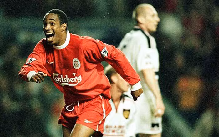 Liverpool 2-2 Manchester United (5/5/1999) - Buổi phá đám bất thành: MU và Arsenal đang ở chặng cuối của cuộc đua vô địch, và các Pháo thủ đang mong đợi Liverpool có thể giúp họ. Dù vậy cú bay người đánh đầu của Dwight Yorke cùng quả 11m của Dennis Irwin khiến The Gunners thất vọng tràn trề. Jamie Redknapp rút ngắn tỷ số từ chấm phạt đền, và Liverpool kịp gỡ hòa 2-2 sau khi người cũ của MU Paul Ince lập công ở cuối trận. Chừng đó là chưa đủ với Arsenal, và Man Utd sau đó lên ngôi vô địch. Liverpool 2-2 Manchester United (5/5/1999) - Buổi phá đám bất thành: MU và Arsenal đang ở chặng cuối của cuộc đua vô địch, và các Pháo thủ đang mong đợi Liverpool có thể giúp họ. Dù vậy cú bay người đánh đầu của Dwight Yorke cùng quả 11m của Dennis Irwin khiến The Gunners thất vọng tràn trề. Jamie Redknapp rút ngắn tỷ số từ chấm phạt đền, và Liverpool kịp gỡ hòa 2-2 sau khi người cũ của MU Paul Ince lập công ở cuối trận. Chừng đó là chưa đủ với Arsenal, và Man Utd sau đó lên ngôi vô địch.