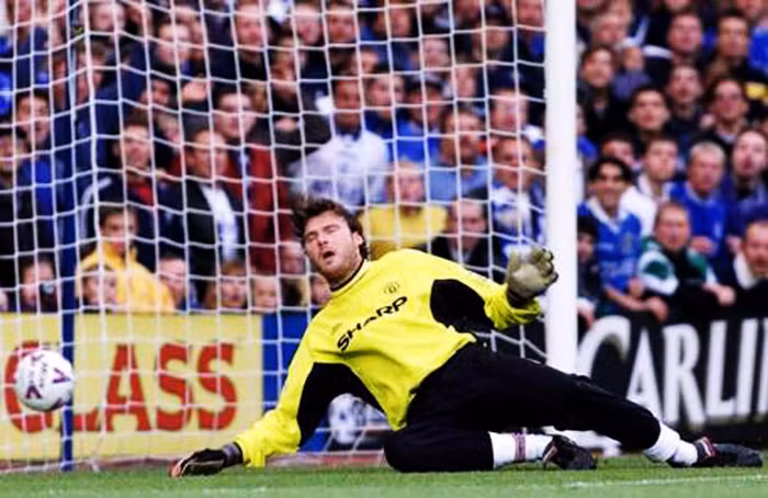 Liverpool 2-3 Manchester United (11/9/1999) - Vận đen ở cầu môn bắt đầu: Peter Schmeichel rời MU và Massimo Taibi được trông đợi là người thay thế. Quả thực Taibi đã gây ấn tượng mạnh trong màn ra mắt khi từ chỗ mắc sai lầm đầu trận trở thành một trong những người xuất sắc nhất trong 90 phút. MU vượt qua Liverpool nhờ chủ yếu vào những sai lầm của cá nhân Jamie Carragher. Tiếc rằng sau trận đấu này, Taibi đã không còn là Taibi.