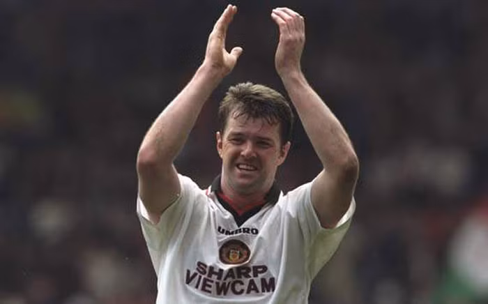 Liverpool 1-3 Manchester United (6/12/1997) - Trận đấu của 4 cú đánh đầu: Mới chỉ tháng 12 nhưng đó đã được xem như là trận đấu then chốt của Premier League mùa 97/98. Gary Pallister bật cao nhất để đưa MU dẫn bàn trước khi John Barnes gỡ hòa trong một phút bất cẩn của Peter Schmeichel. Pallister lại đánh đầu để giúp đội chủ nhà có lợi thế trước giờ giải lao, và Andy Cole ấn định tỷ số với một cú đánh đầu khác sau sai lầm của David James. Liverpool 1-3 Manchester United (6/12/1997) - Trận đấu của 4 cú đánh đầu: Mới chỉ tháng 12 nhưng đó đã được xem như là trận đấu then chốt của Premier League mùa 97/98. Gary Pallister bật cao nhất để đưa MU dẫn bàn trước khi John Barnes gỡ hòa trong một phút bất cẩn của Peter Schmeichel. Pallister lại đánh đầu để giúp đội chủ nhà có lợi thế trước giờ giải lao, và Andy Cole ấn định tỷ số với một cú đánh đầu khác sau sai lầm của David James.