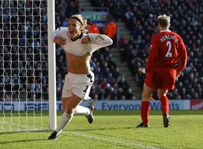 Liverpool 1-2 Manchester United (1/12/2002) - Anfield sụp đổ: Diego Forlan mở tỷ số phút 65 sau một sai lầm của Jerzy Dudek, và chỉ 2 phút sau Forlan hoàn tất cú đúp khi vượt qua Dudek nhờ đường chuyền của Ryan Giggs. Samy Hyypia nuôi sống hy vọng cho Liverpool trong 8 phút cuối, nhưng Anfield cuối cùng đã sụp đổ sau 1 năm bất khả xâm phạm.